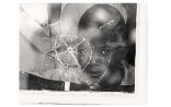 Regard d’un jeune Mozambicain derrière une vitre marquée par un impact de balle